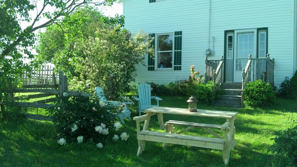 Lovely Green Gable Home Miscouche Exterior foto